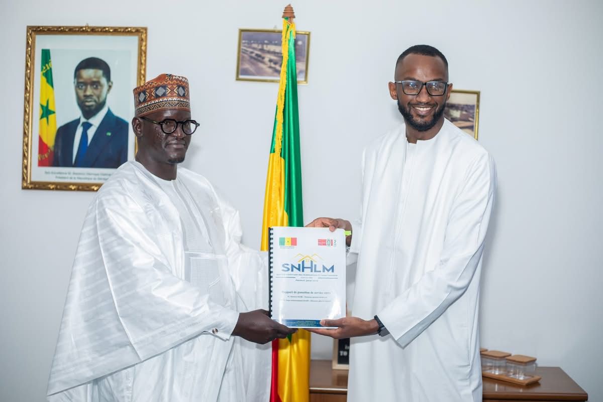 SN HLM : Passation de service entre Monsieur Bassirou KEBE Directeur Général sortant et Monsieur Pape Abdourahmane DABO Directeur Général entrant.